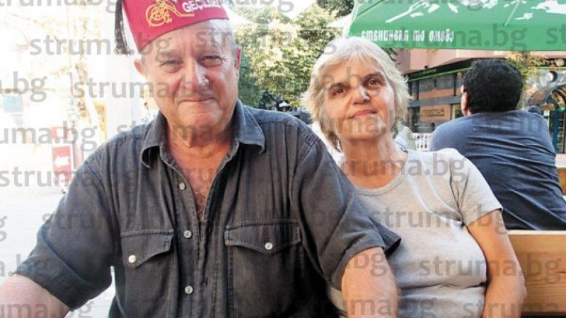 Дядо Александър се превърна в атракцията на Благоевград! След 2 месеца в Турция, пенсионерът се издокара с ... фес (СНИМКИ)