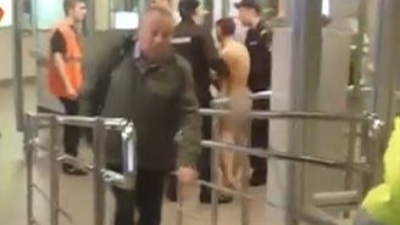 Гол мъж изплаши пътниците в метрото (ВИДЕО 18+)