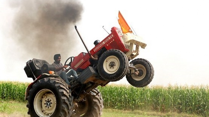 Щур фермер показа какви каскади прави с трактора си (ВИДЕО)