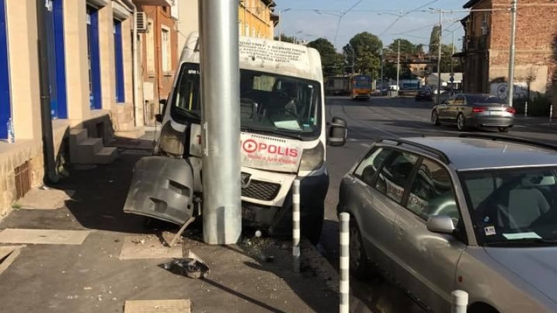 Извънредно в БЛИЦ! Дърт маршруткаджия направи страшна беля - има ранени (СНИМКА)