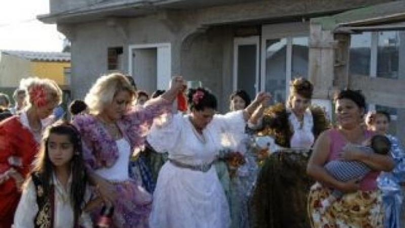 Ромски сватбари тероризират невинни жители на Столипиново (ВИДЕО)