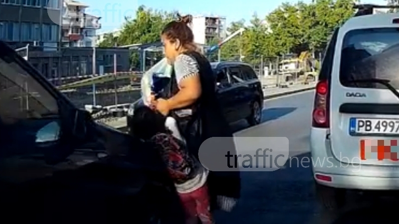 Дете бе блъснато от кола в Пловдив, майка му говори по телефона (ВИДЕО 18+)