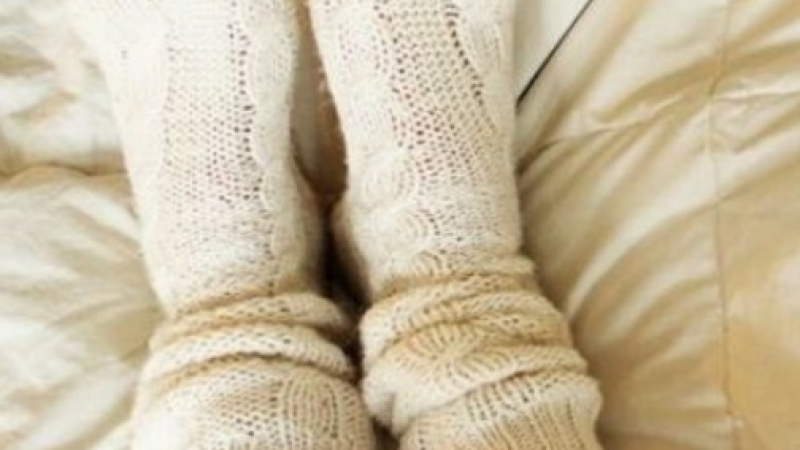 Може и да не вярвате, но спането с чорапи е супер полезно