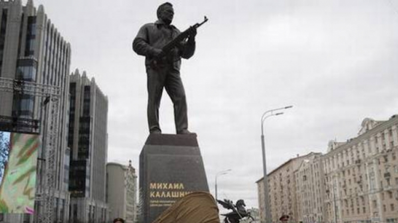Откриха статуя на "Калашников" в Москва (ВИДЕО)