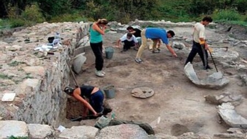 Зловещо откритие при разкопки край Асеновград
