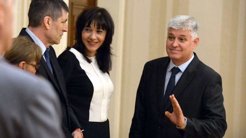 Главният секретар на президента предложи бас на Борисов за грипените