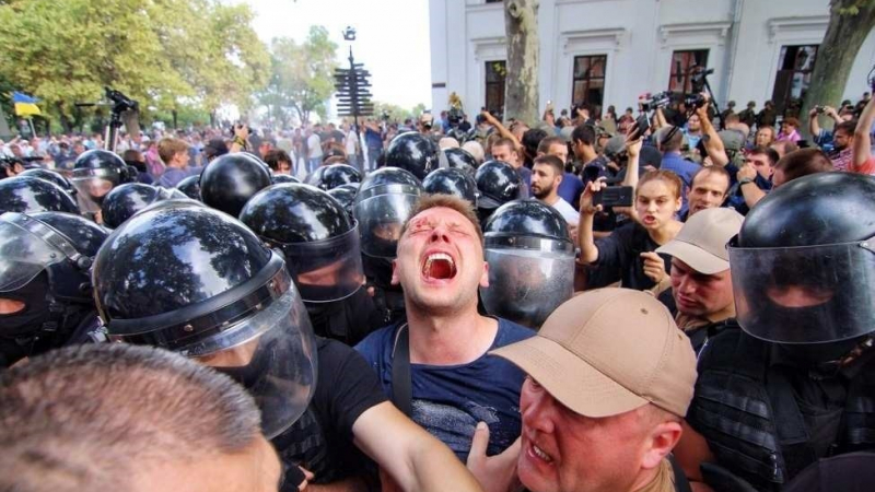 В Одеса отново се бият! Схватки има пред градския съвет и прокуратурата, десетки са ранени (СНИМКИ/ВИДЕО)