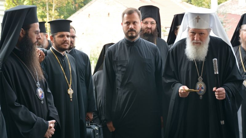 Със сълзи на очи, стотици отдадоха последна почит на Видинския митрополит Дометиан (СНИМКИ)