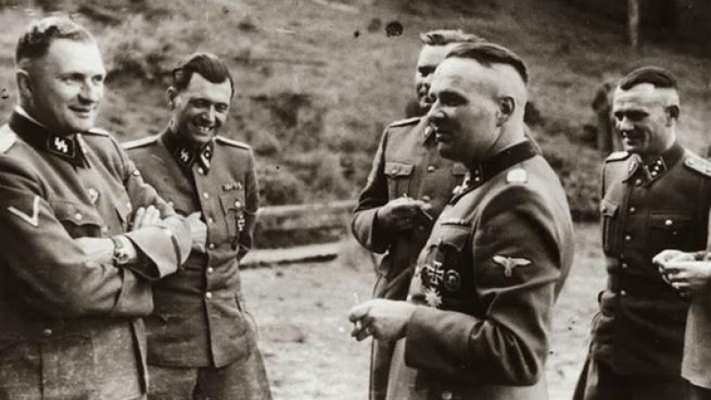 Зловещи СНИМКИ показват как се забавляват офицерите в лагера на смъртта "Аушвиц"