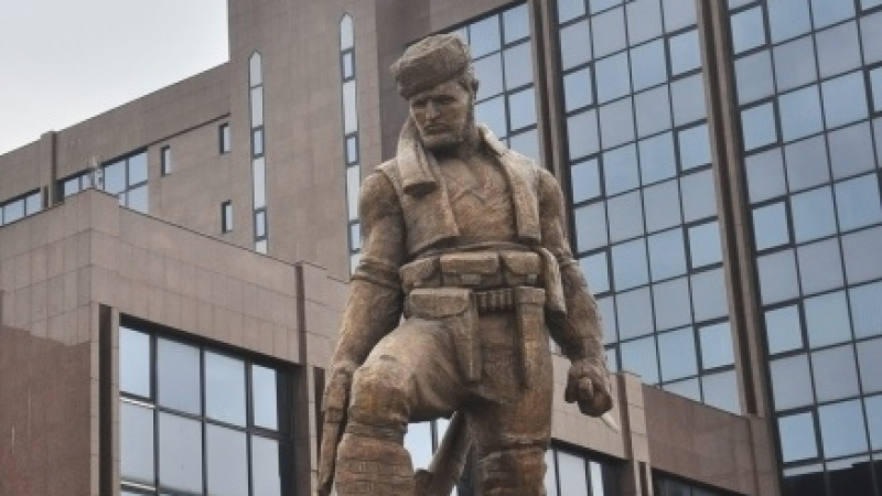 В Скопие започнаха да премахват паметници от програмата "Македонски Дисниленд"