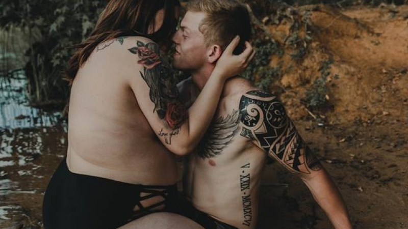 Романтична фотосесия на полугола дебелана със съпруга ѝ взриви мрежата (СНИМКИ)
