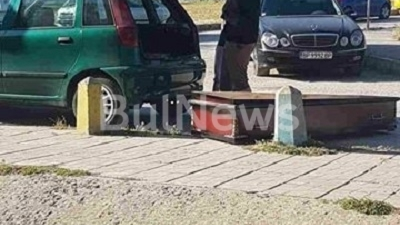 Осъдена чиновничка вози трупове с нелегална катафалка във Враца в присъствието на невръстното си дете (СНИМКИ)