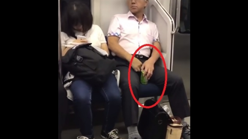 Студентка задряма до японски дядо в метрото, без да подозира жертва на какво извращение ще стане (ВИДЕО) 