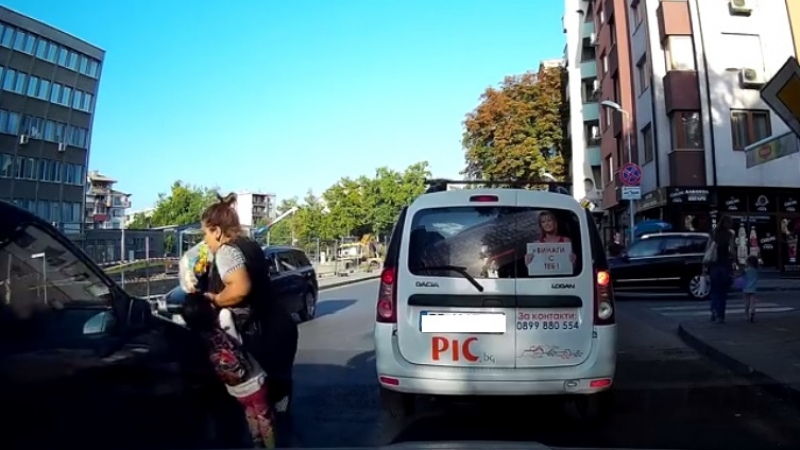 Стряскащо ВИДЕО от Пловдив! Безразсъдна майка повлече детето си под гумите на улицата, но не спира да говори по телефона