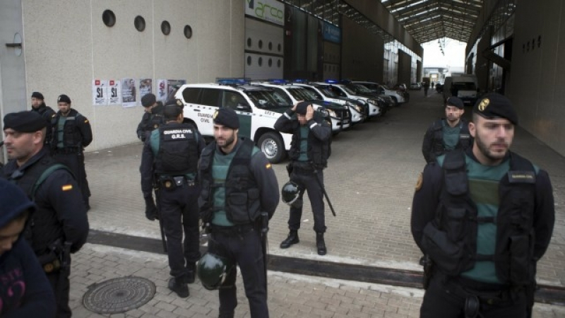 Става много напечено! Мадрид изпраща още полицаи в Каталония, за да спрат референдума
