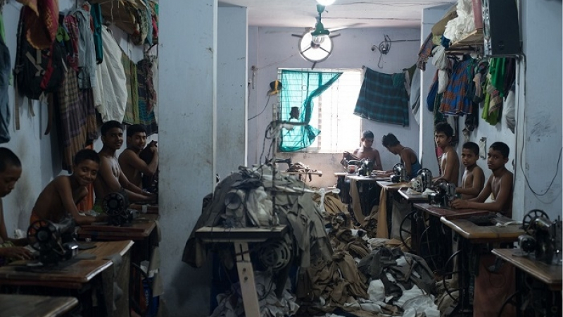 Ето какво струва поредният ви чифт дънки! Шокиращи СНИМКИ от шивашките фабрики в Бангладеш