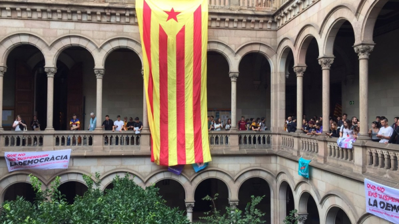 Студенти спретната грандиозен протест и окупираха университета в Барселона