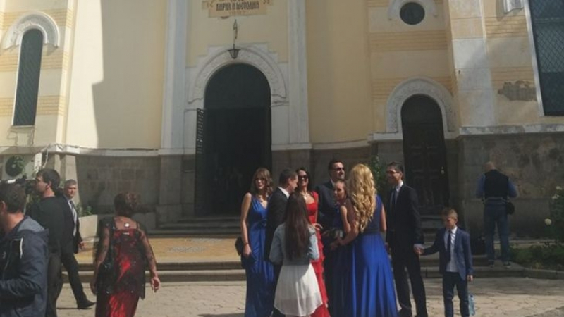 Ексклузивно в БЛИЦ! Политици и звезди окупираха центъра на София в очакване на пищната сватба на Волен и Деница (СНИМКИ)