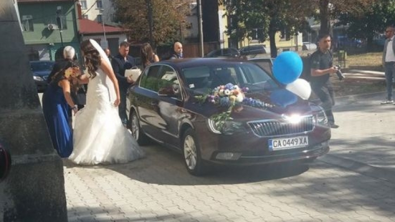 Първо в БЛИЦ! Сидеров и Гаджева пристигнаха на сватбата си (СНИМКИ)