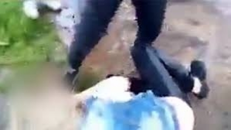 Шокиращо ВИДЕО 18+: Ученичка зверски преби приятелката си, очевидците снимат бруталното издевателство (СНИМКИ 18+)