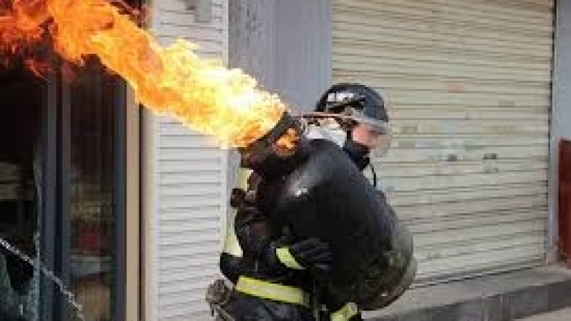 Драматичен момент: Пожарникар изнесе горяща газова бутилка от сграда, обхваната от пламъци (ВИДЕО)