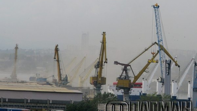 Кораб пламна на бургаското пристанище (СНИМКИ)