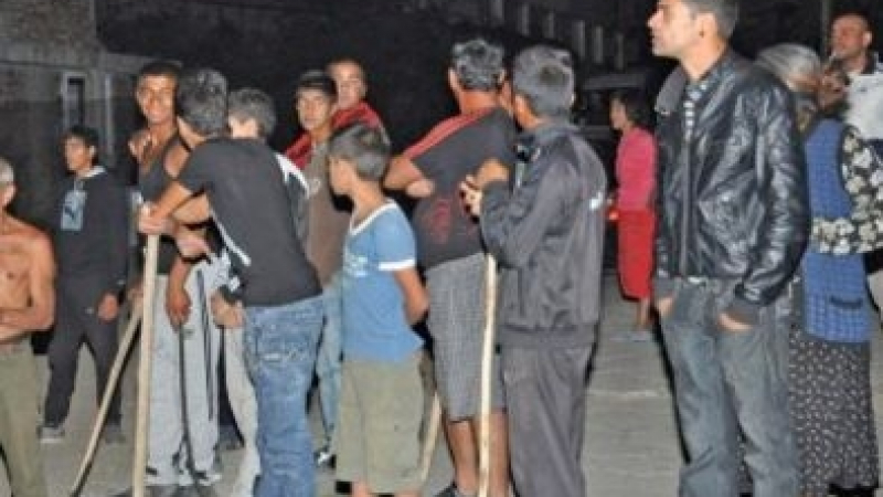 Пак безчинство! Тумба цигани са нападнали полицаи в Шуменско, един от тях ги прогонил с изстрел във въздуха 