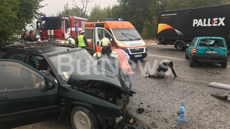 Автомеле до Вичов хан край Враца, три линейки и две пожарни спасяват пострадалите (СНИМКИ)