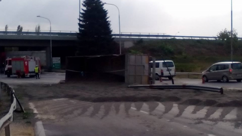 Камион се преобърна край летище Варна (СНИМКИ)