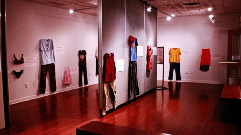 С какво си била облечена в онзи ден? Изложбата, която шокира целия свят (СНИМКИ/ВИДЕО) 