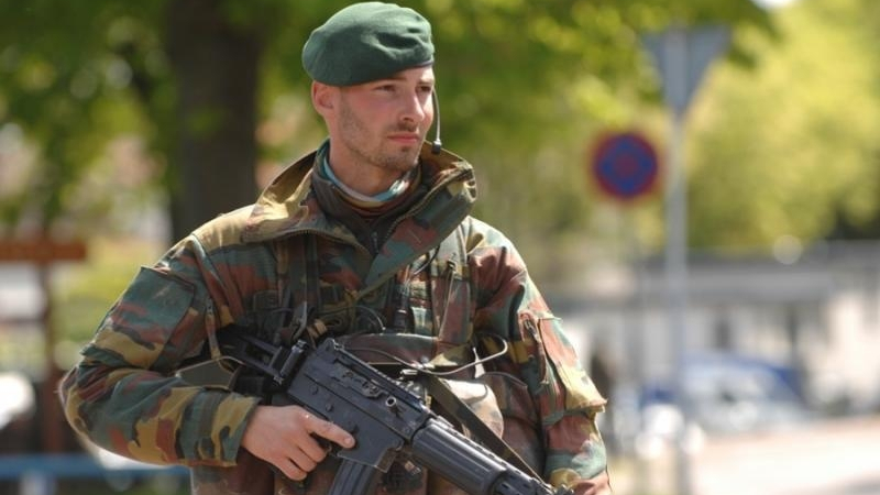 По улиците на Белгия се засилва армейското присъствие