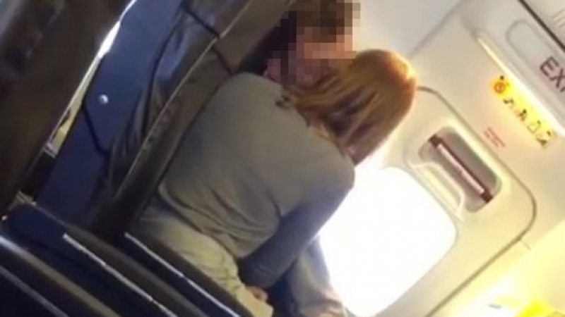 Двойка се посвети на секс в самолет пред шокираните очевидци (СНИМКИ/ВИДЕО 18+)  