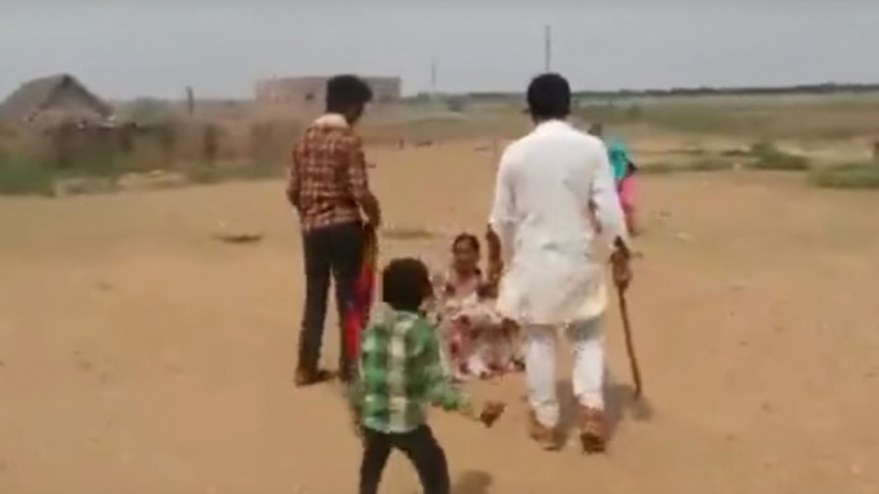Жестоки кадри: Отвличат дъщеря пред очите на майка ѝ, която е жестоко пребита при опит да я защити (ВИДЕО 18+)