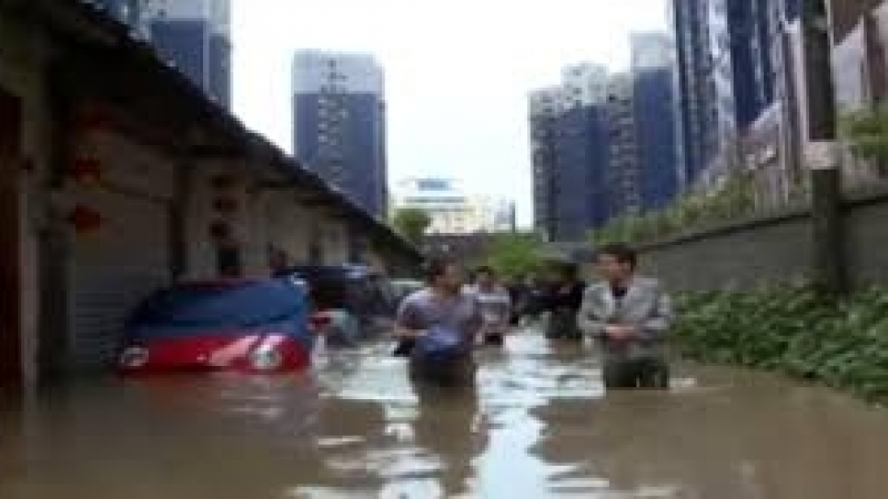 Потоп в Китай! Има загинали, хиляди са евакуирани (ВИДЕО)