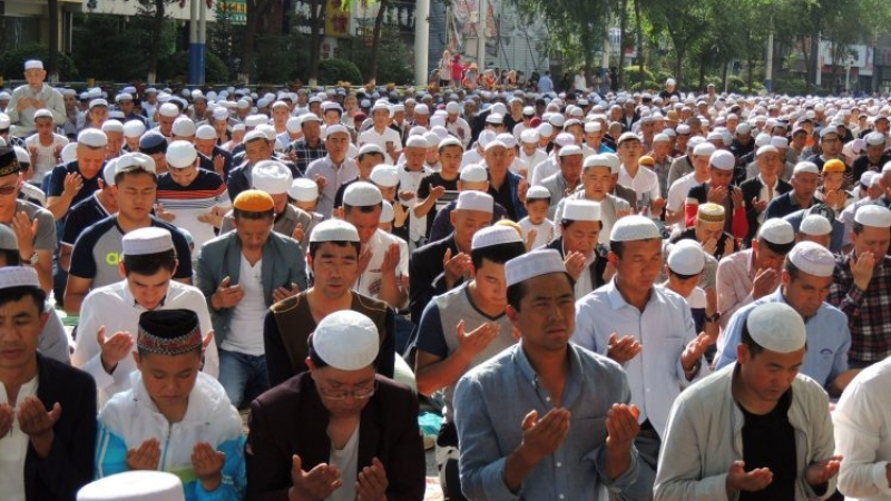 Секира за мюсюлманите в Китай: Властите им заповядаха да си предадат кораните и килимчетата за молене