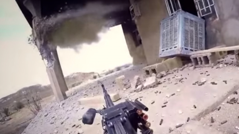 Фанатик на ИДИЛ се засне как стреля с картечница и го взривява граната (ВИДЕО  18+)
