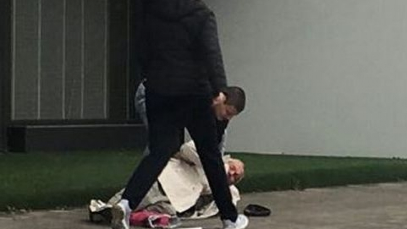 Възрастен човек се строполи на улица в Бургас, а двама младежи веднага... (СНИМКИ)