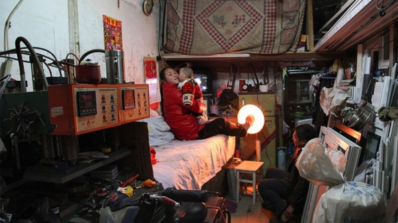СНИМКИ на китайци, които живеят там, където ѝ работят