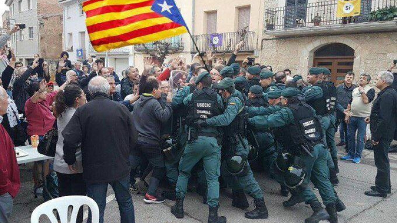 Каталония потъна в кръв, десетки са ранени, полицаите настъпват брутално (СНИМКИ/ВИДЕО 18+)