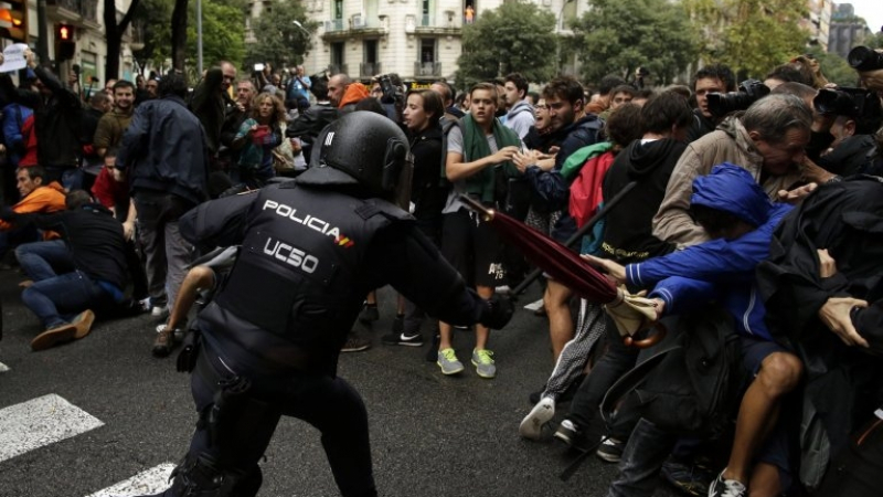 Най-малко 33 полицаи са пострадали по време на референдума за независимост на Каталония  
