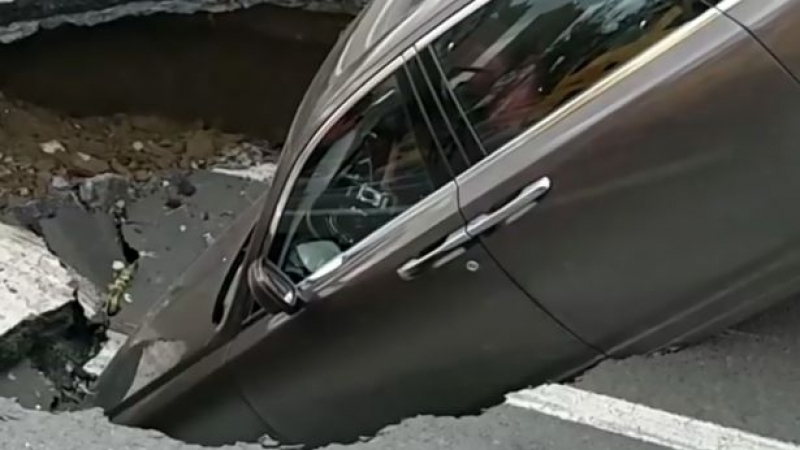 Уникална гледка: Голяма дупка на пътя погълна "Ролс Ройс", шокираният му собственик принуден да спасява живота си (СНИМКИ/ВИДЕО)