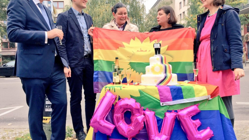 Гей романтика: 56-годишният немски депутат Фолкер Бек се омъжи за млад българин 