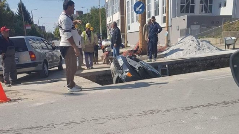 Ужас насред Велико Търново! Кола падна в изкоп за магистрален топлопровод (ЗРЕЛИЩНИ СНИМКИ)