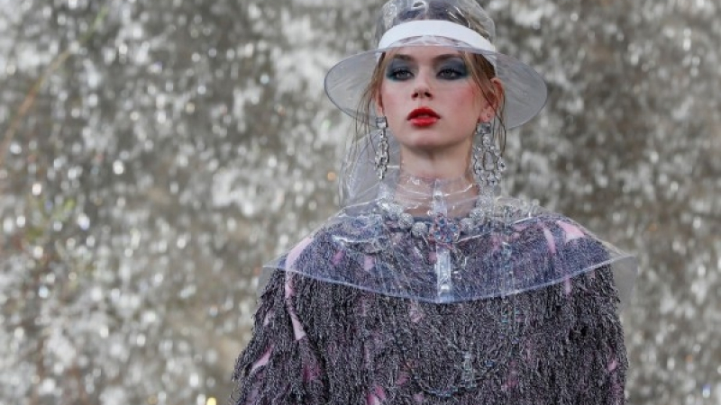 Моделите на "Шанел" дефилираха покрай водопад в Париж (СНИМКИ)