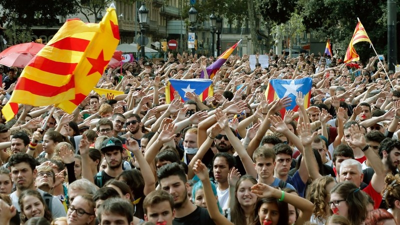 300 000 души излязоха по улиците в Барселона (ВИДЕО) 