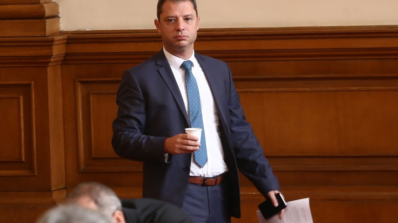КС обяви за противоконституционен отказа на Народното събрание да приеме оставката на Делян Добрев