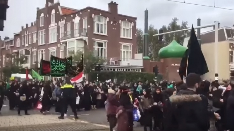 Залезът на Европа! До кралския двор в Хага тълпа радикални ислямисти скандира „Аллах акбар!“ под знамената на ИДИЛ (ВИДЕО)