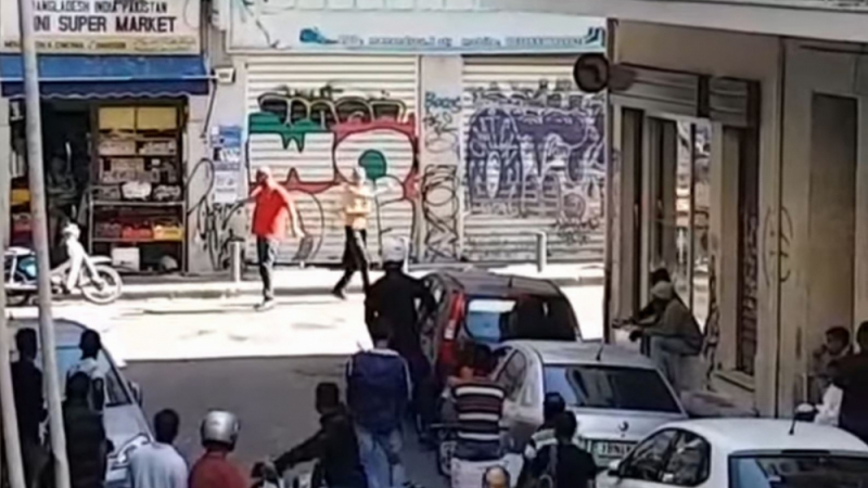 Страшен трилър в центъра на Атина: Въоръжен мъж заплаши гражданите (ВИДЕО)