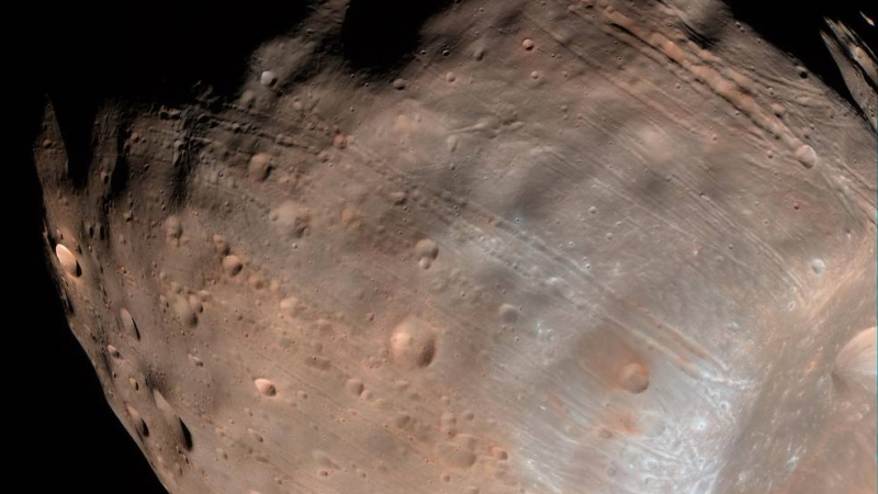 НАСА се сдоби с уникални снимки на Фобос - луната на Марс, не сте виждали нещо такова (СНИМКИ/ВИДЕО)
