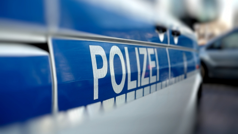 Подивял бежанец нападна швейцарски полицаи с ножове 